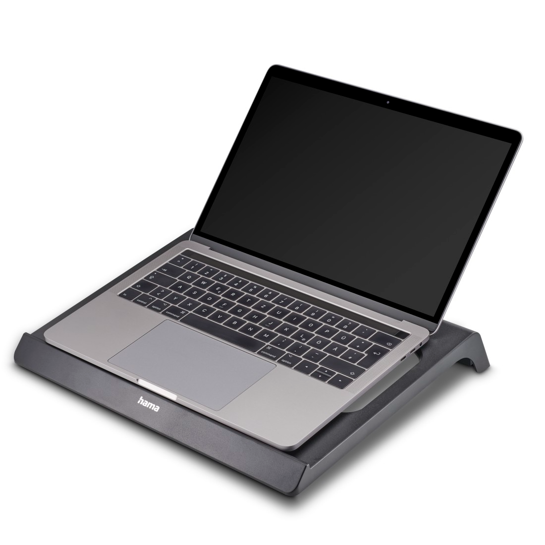 Laptop egy sötétszürke állványon. A laptop nyitva van, látható a billentyűzet és a képernyő. Az állványon a 'hama' felirat látható.