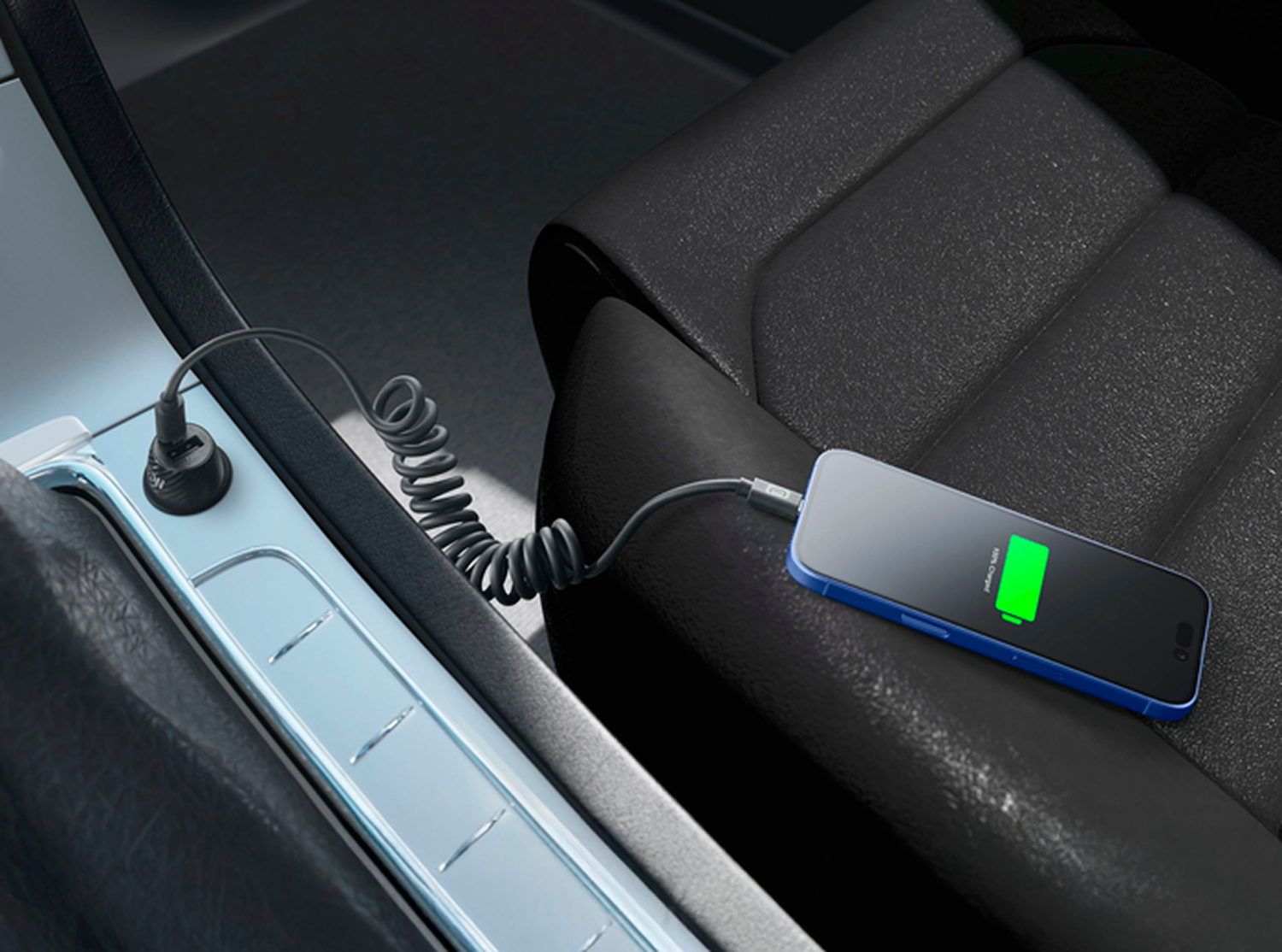 Un teléfono azul se está cargando en un coche. El teléfono muestra 100% cargado. Un cable negro lo conecta a un puerto USB del coche.