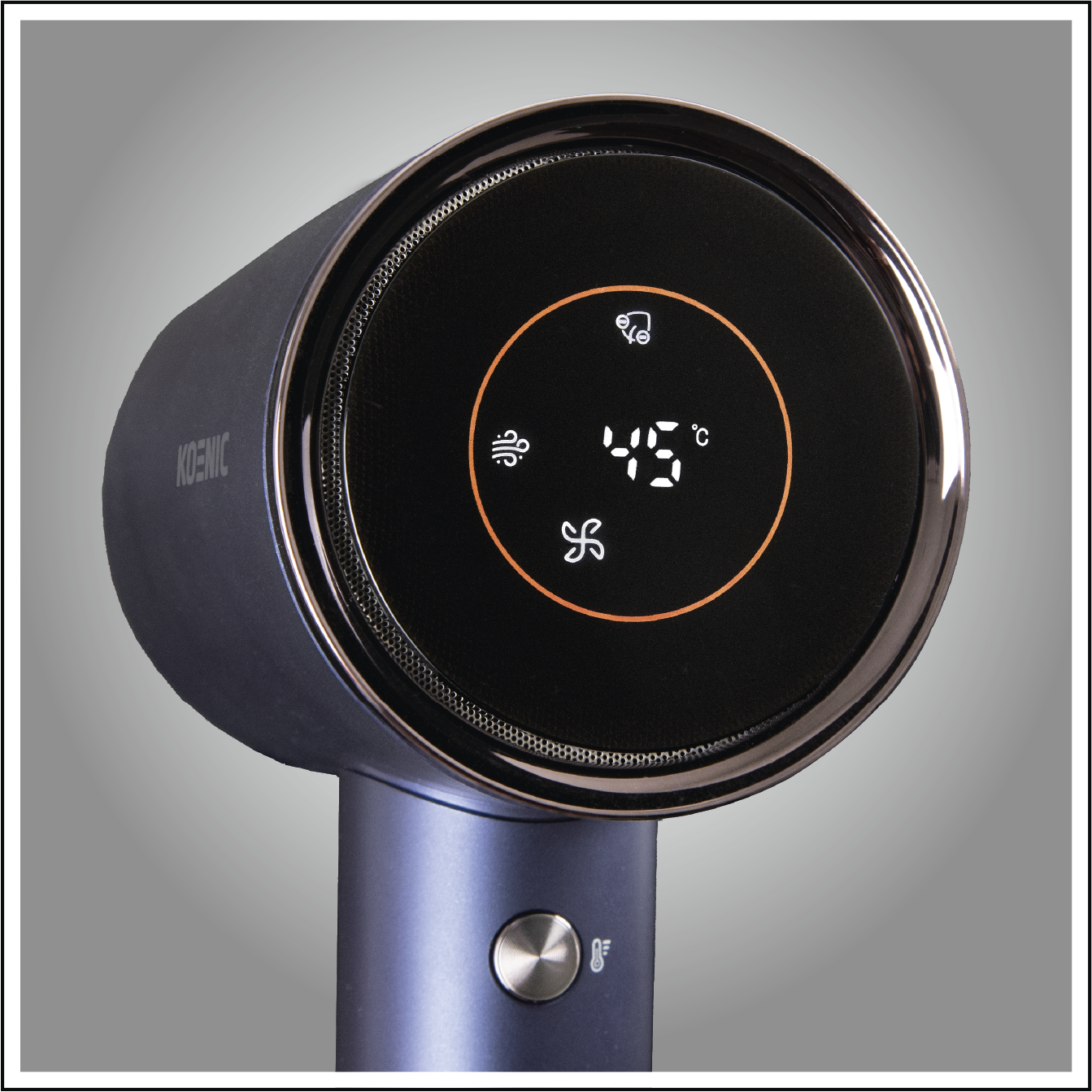 Nowoczesna czarno-niebieska suszarka do włosów Koenic. Ekran pokazuje 45 stopni Celsjusza. Widoczny srebrny przycisk.