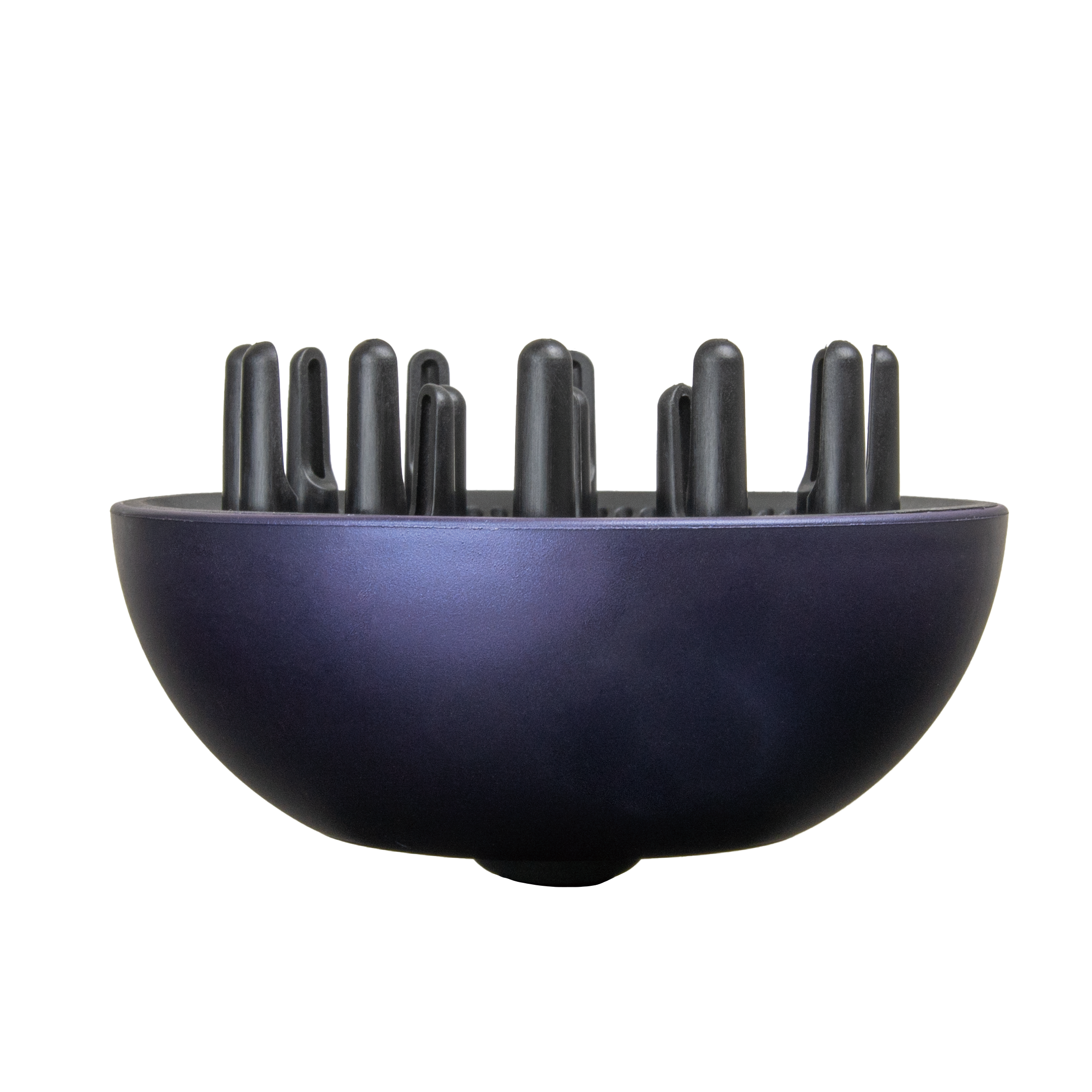 Ciemnofioletowy dyfuzor do suszarki do włosów z czarnymi zębami znajduje się na odblaskowej powierzchni. Tło jest jasnoszare.