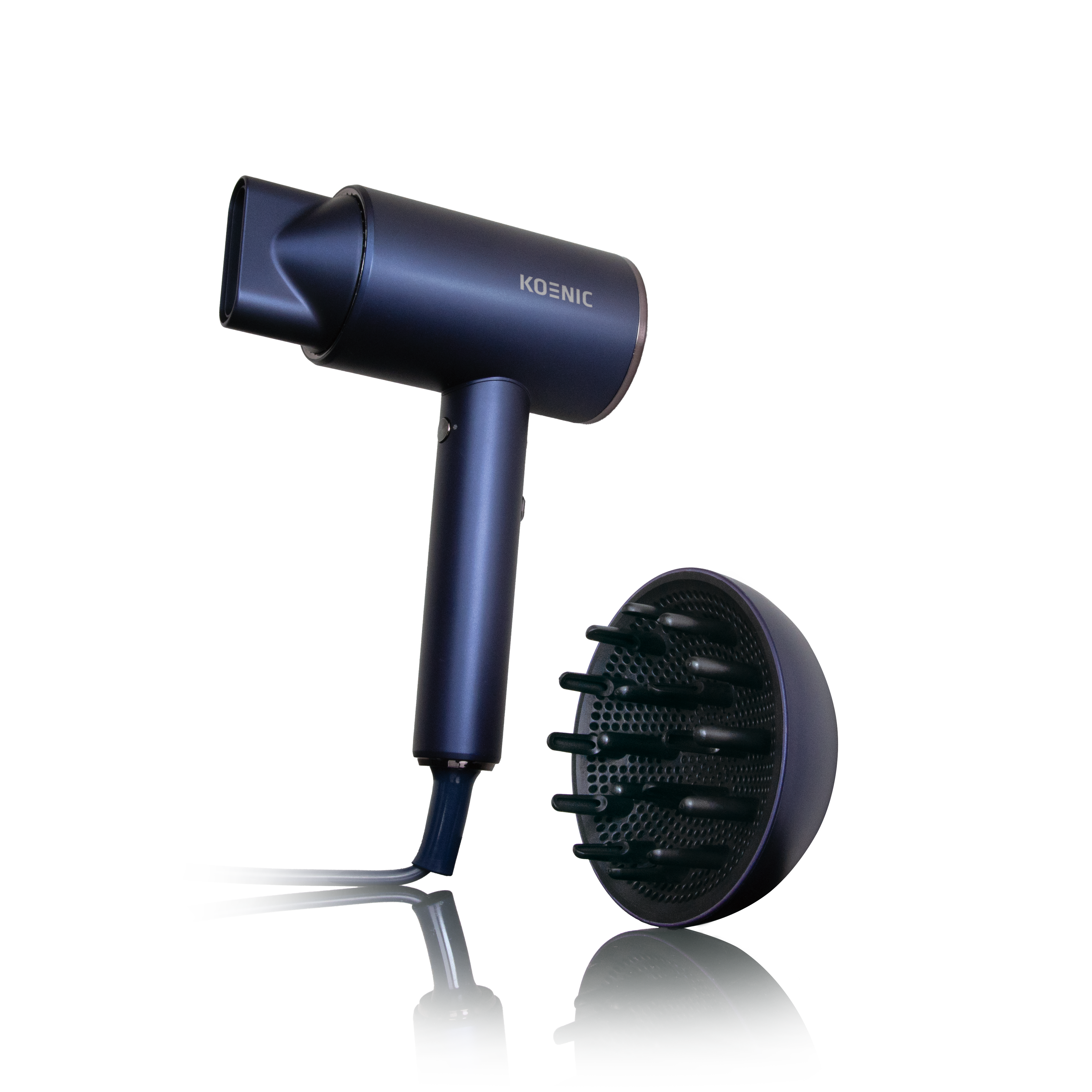 Ciemnoniebieska suszarka do włosów Koenic z dyfuzorem na białym tle. Suszarka i dyfuzor odbijają się na powierzchni.
