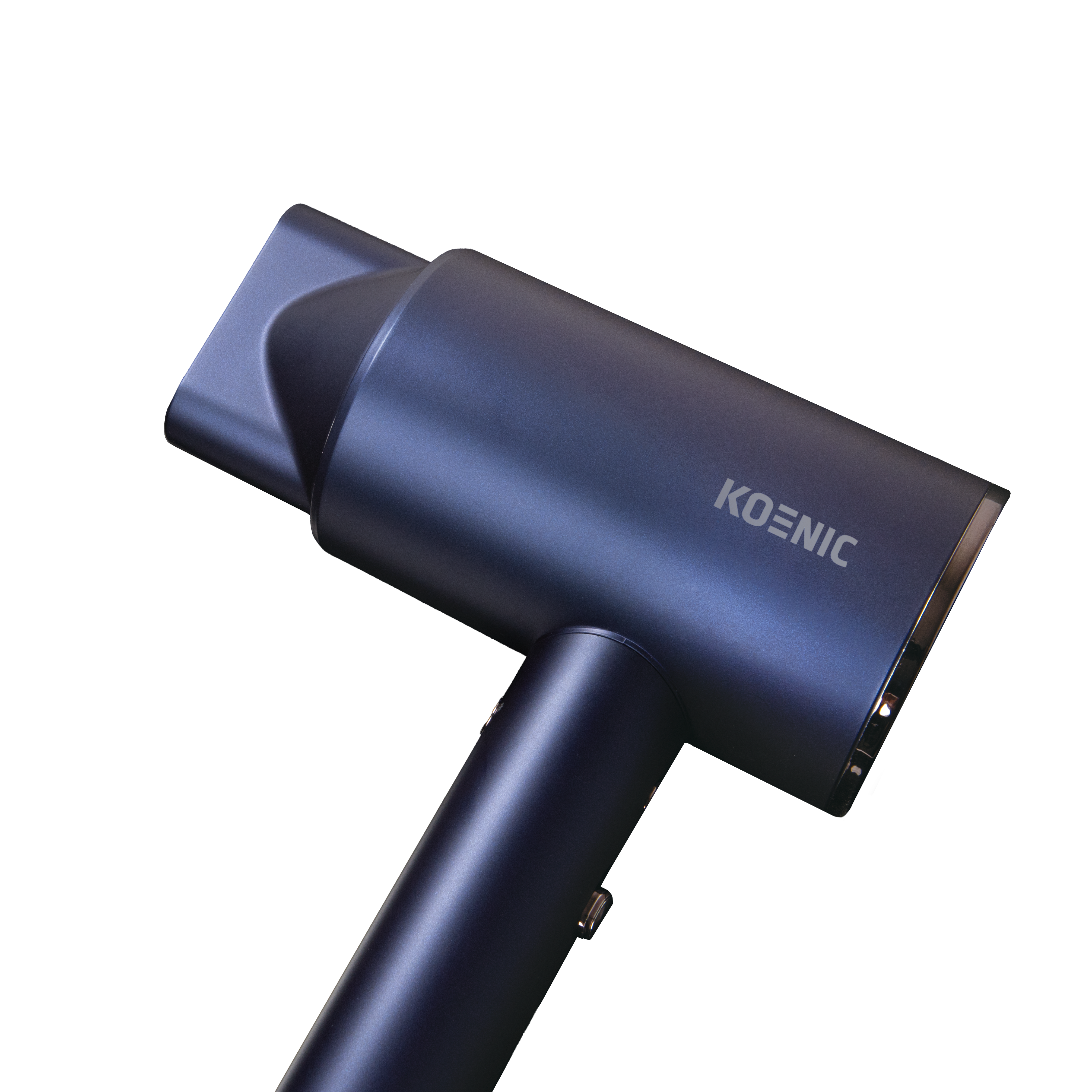 Ciemnoniebieska suszarka do włosów Koenic. Jest pochylona w prawo, z uchwytem na dole. Nazwa marki jest wydrukowana z boku.