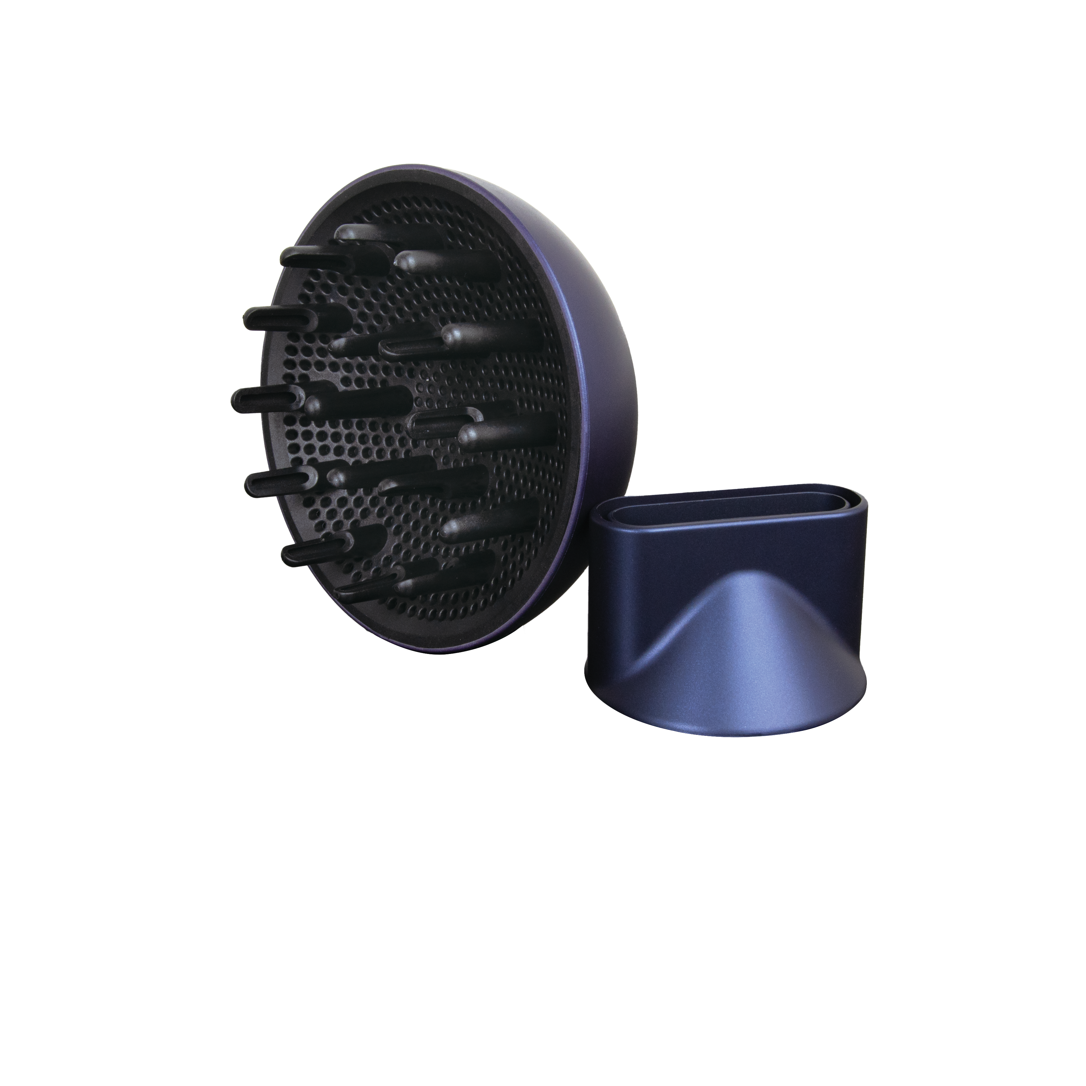 Niebieski dyfuzor i dysza suszarki do włosów na czarnym tle.