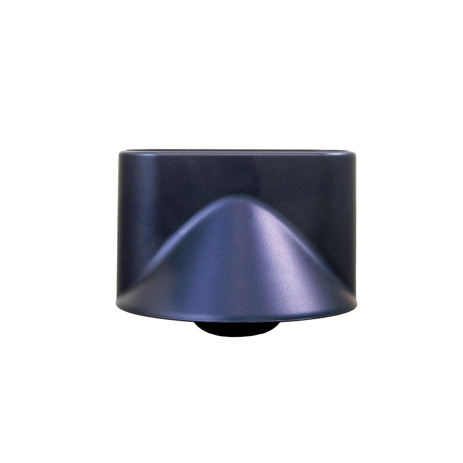 Metaliczny niebieski, zaokrąglony obiekt z centralnym, zakrzywionym wzorem na jasnym tle.