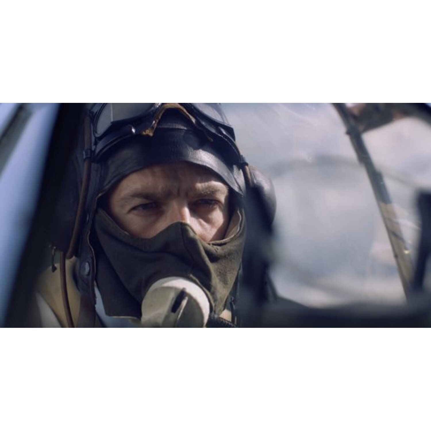 Pilote dans un cockpit portant un casque en cuir, des lunettes et un masque respiratoire. Les yeux du pilote sont visibles. Le fond est flou.