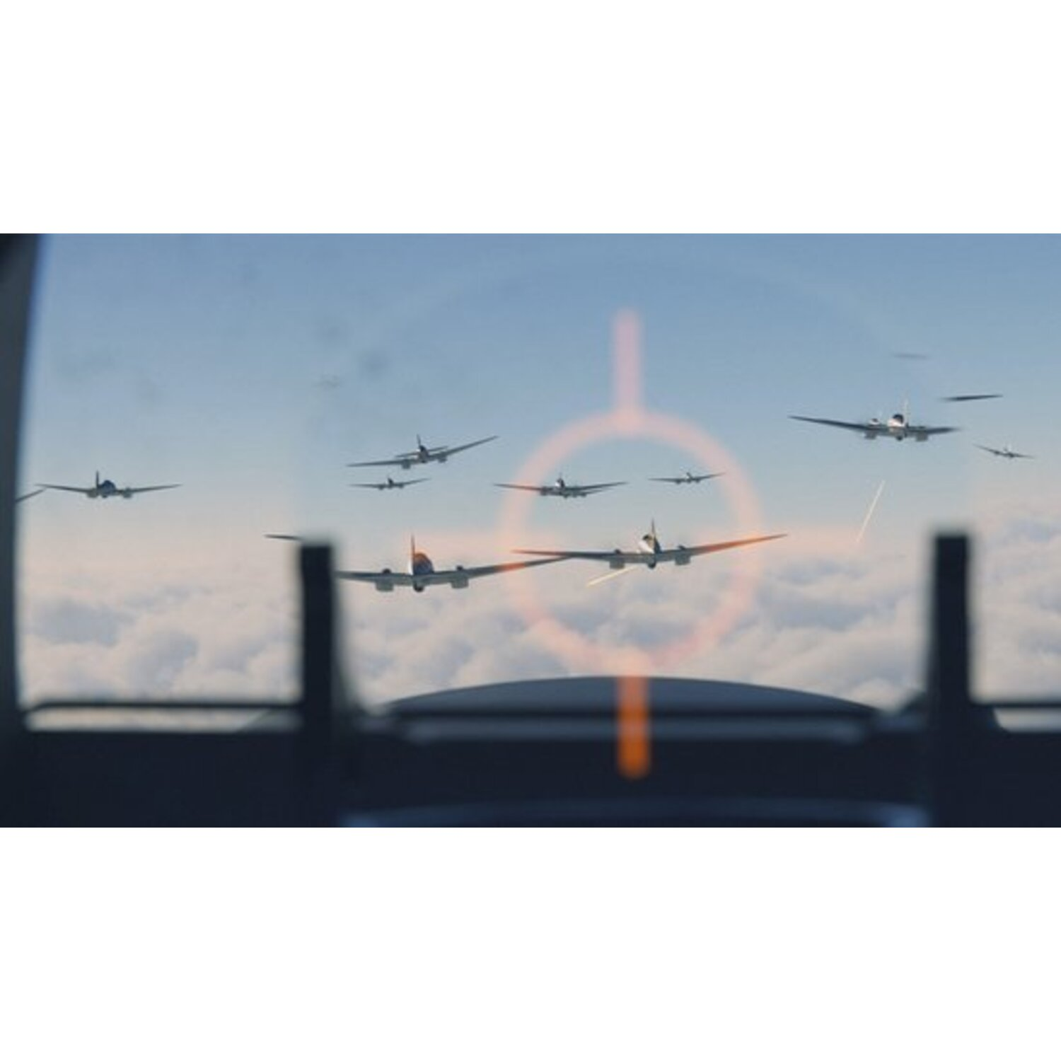 Vue d'un cockpit montrant plusieurs avions volant au-dessus des nuages. Un réticule de visée est au centre de la vue.