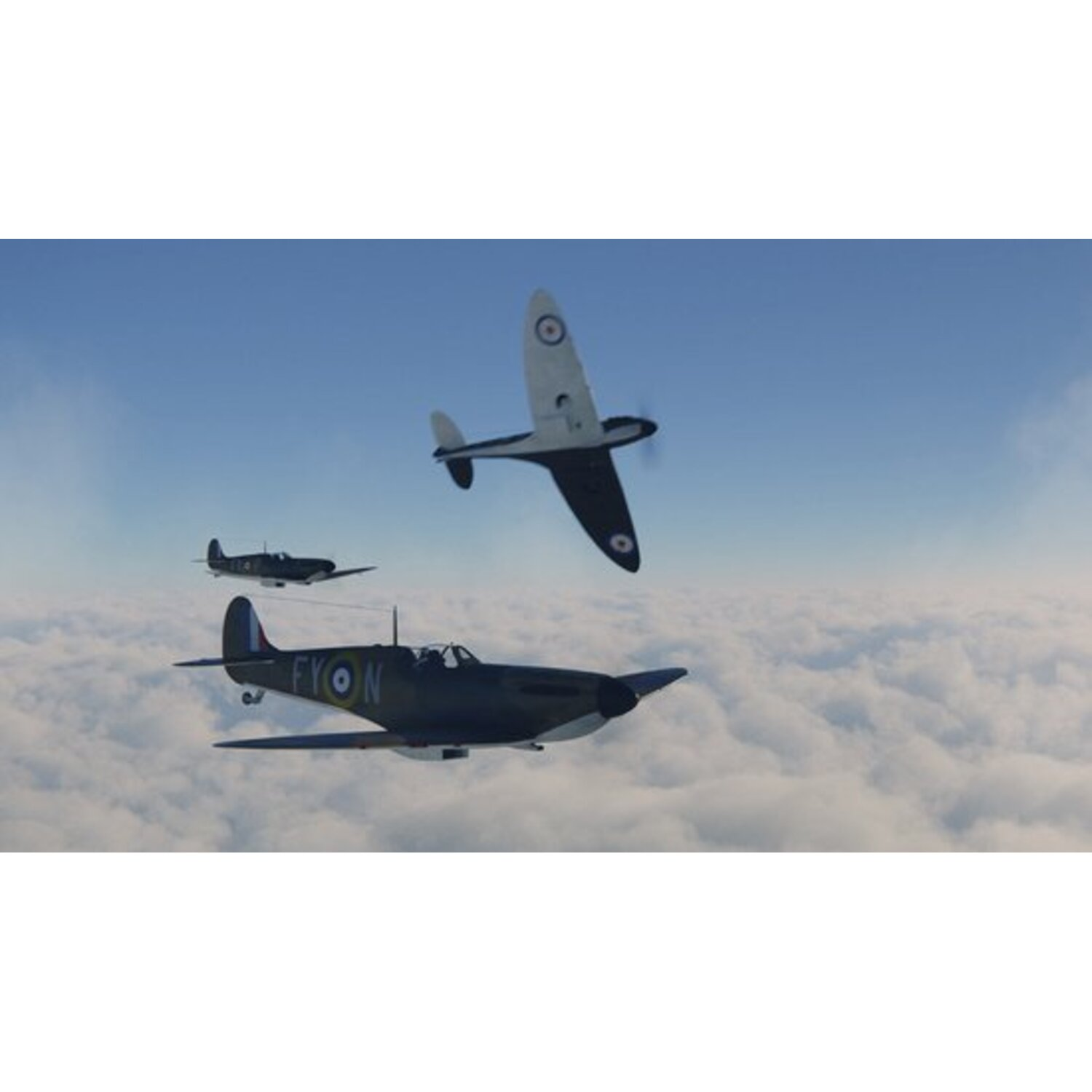 Trois avions de chasse de la Seconde Guerre mondiale volent au-dessus des nuages. Un avion est plus proche, avec le texte 'FYON' sur le côté. Le ciel est bleu.