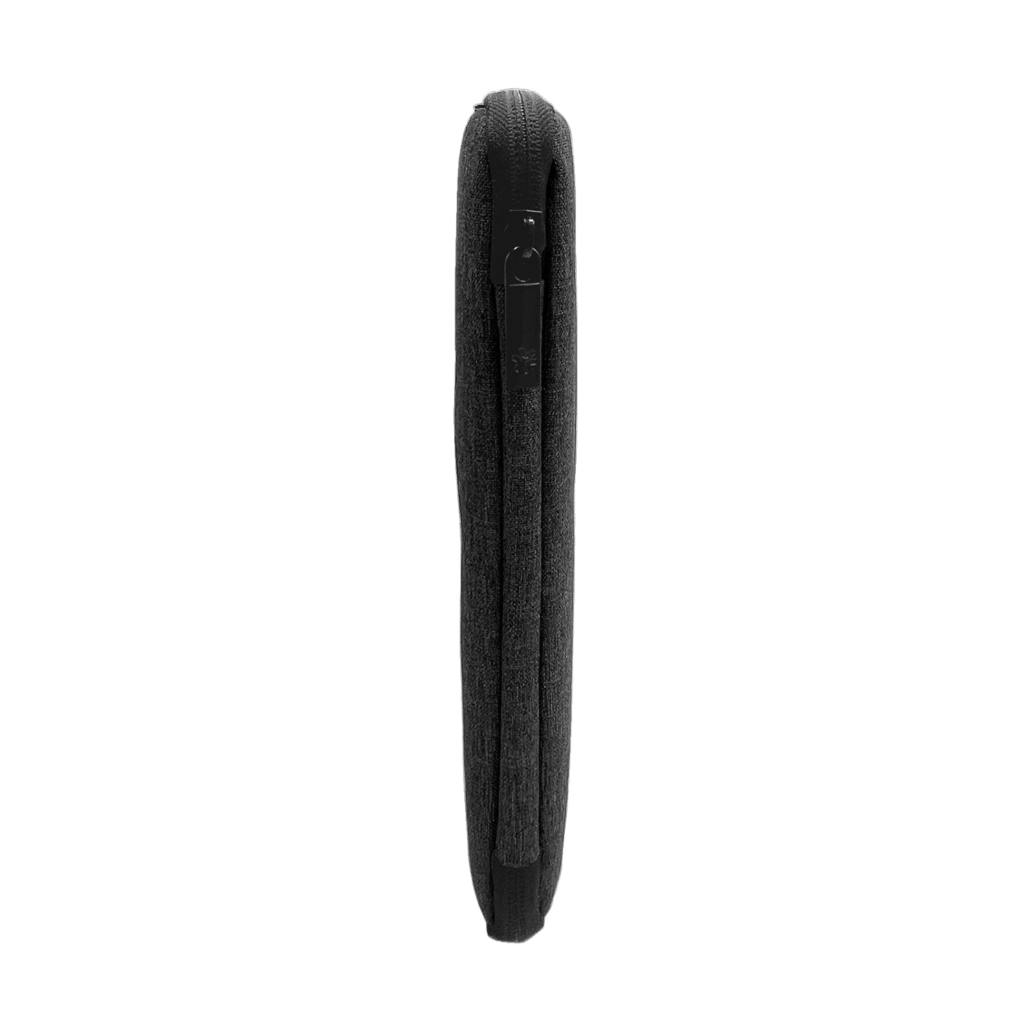 Una custodia nera per laptop con cerniera. La custodia è realizzata in tessuto strutturato e si erge su sfondo bianco.