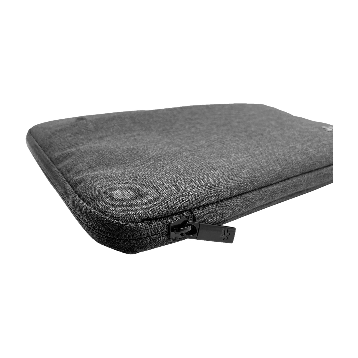 Primo piano di una custodia grigia per laptop con cerniera nera. La custodia è rettangolare e in tessuto strutturato.