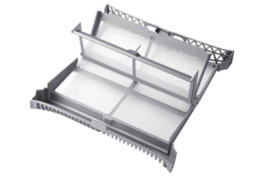 Un filtro de pelusas de secadora de plástico gris. Tiene múltiples compartimentos rectangulares con material de filtro blanco y un marco texturizado.