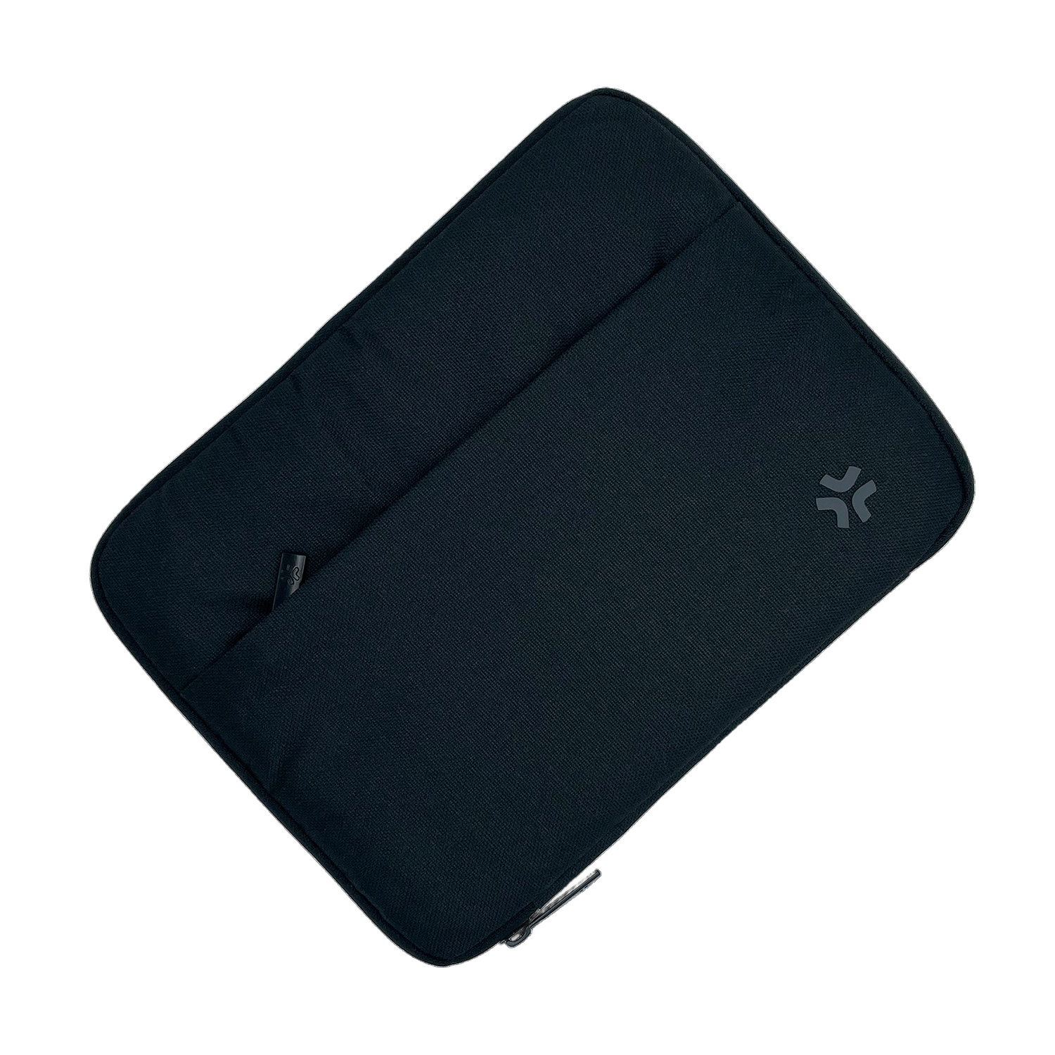 Una custodia nera per laptop su sfondo bianco. Ha una tasca e un piccolo logo. La cerniera è visibile.