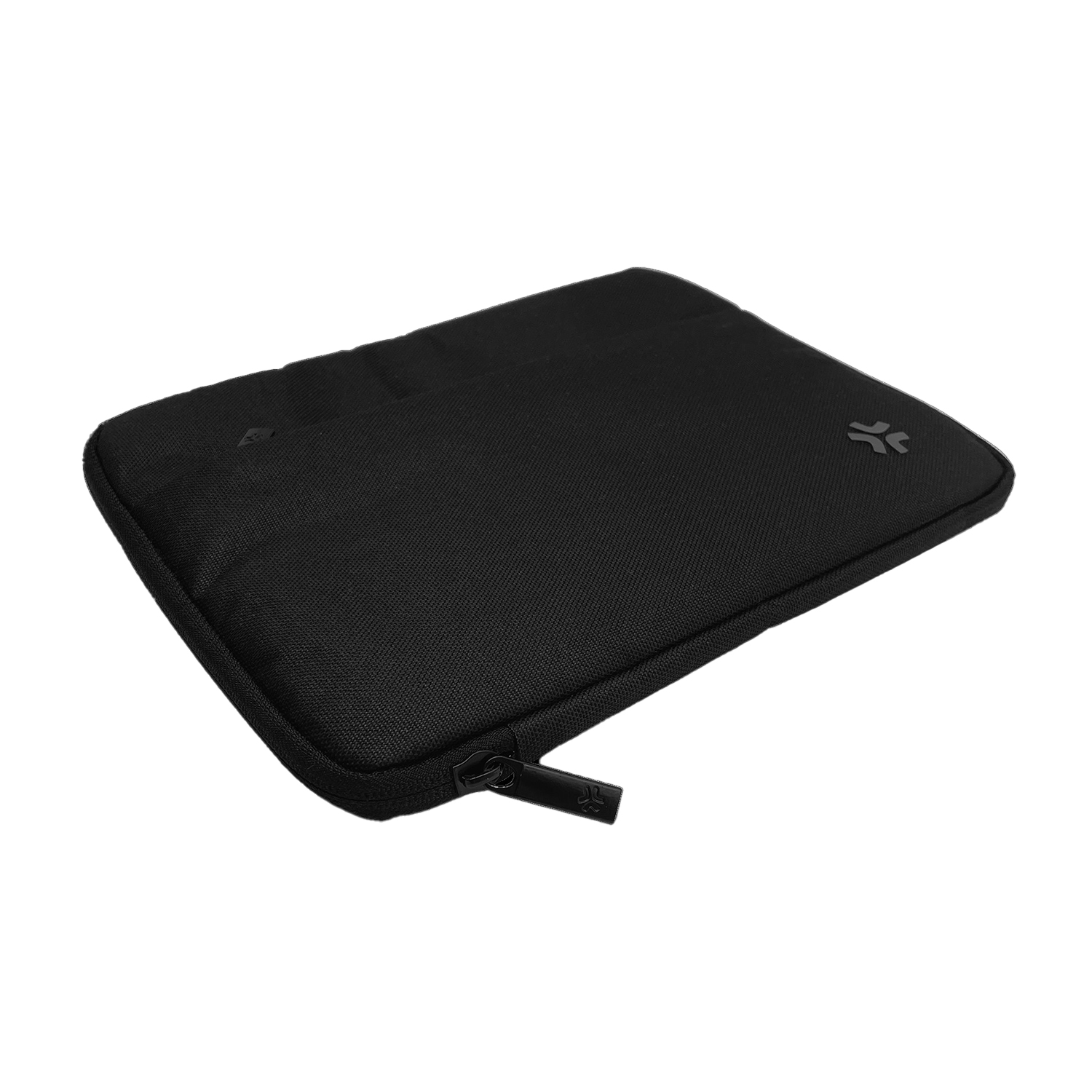 Una custodia nera per laptop. La custodia è rettangolare con una cerniera. Un piccolo logo è visibile nell'angolo in alto a destra.