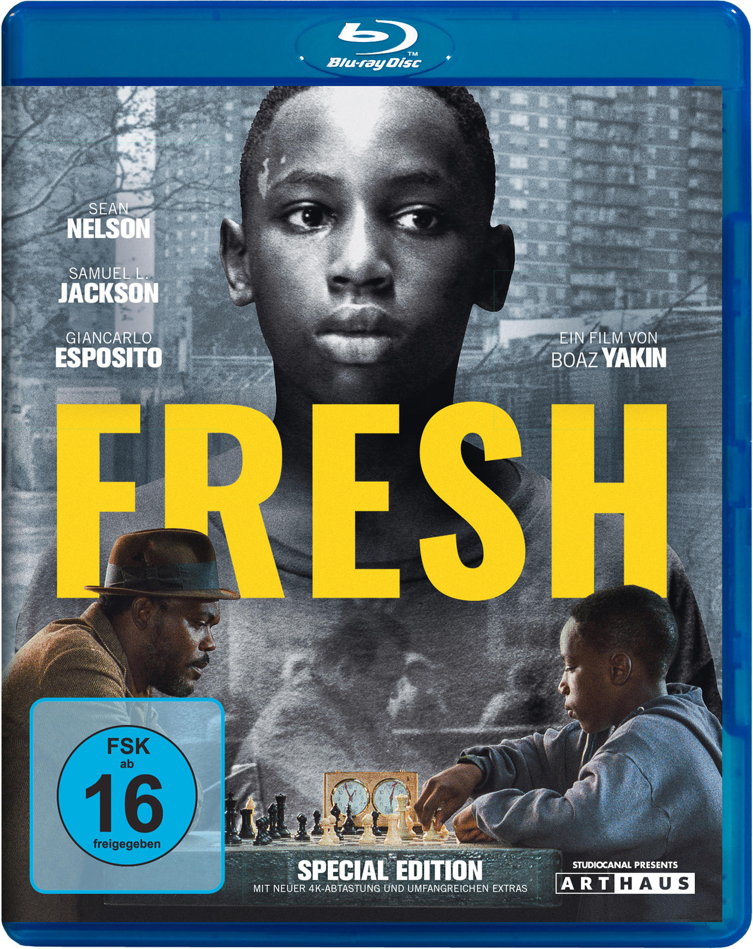 Filmtitelbild mit dem Gesicht eines jungen Mannes. Der Titel 'FRESH' ist gelb. Schachspieler sind unten. Blu-ray-Logo oben.