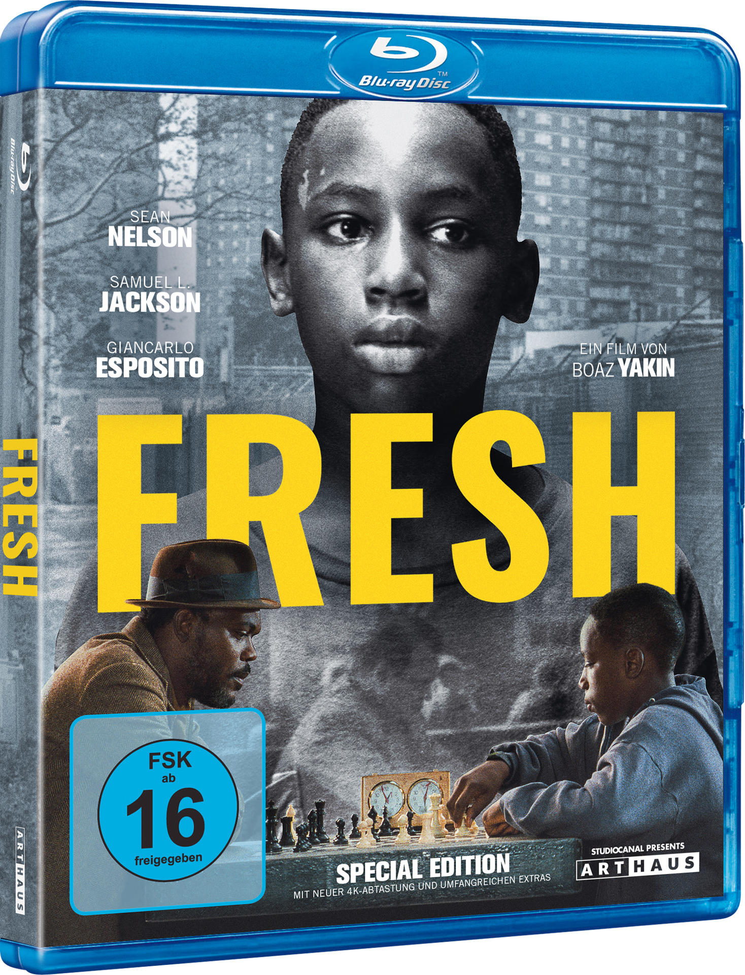 Blu-ray-Cover für Fresh. Ein junger Schwarzer Mann steht im Mittelpunkt. Namen der Schauspieler und eine Schachszene sind zu sehen.