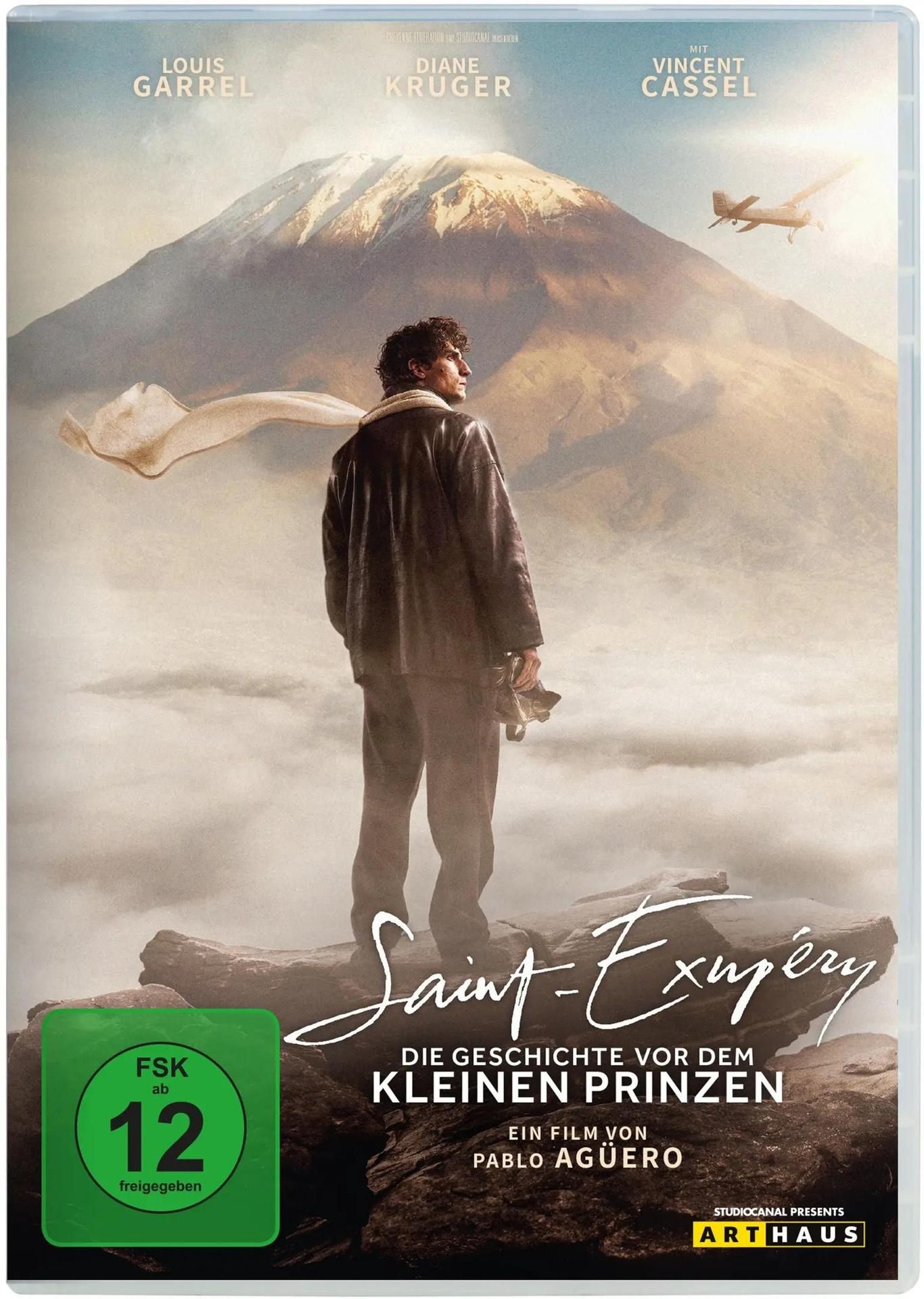 Mann steht auf Felsen, Berg im Hintergrund, Schal. Filmtitel 'Saint-Exupéry', Flugzeug am Himmel, Namen der Schauspieler.