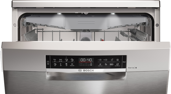 Paslanmaz çelik kaplamalı, 00:40 gösteren kontrol panelli ve iç rafları görünen açık bulaşık makinesi. Bosch Serie 6.