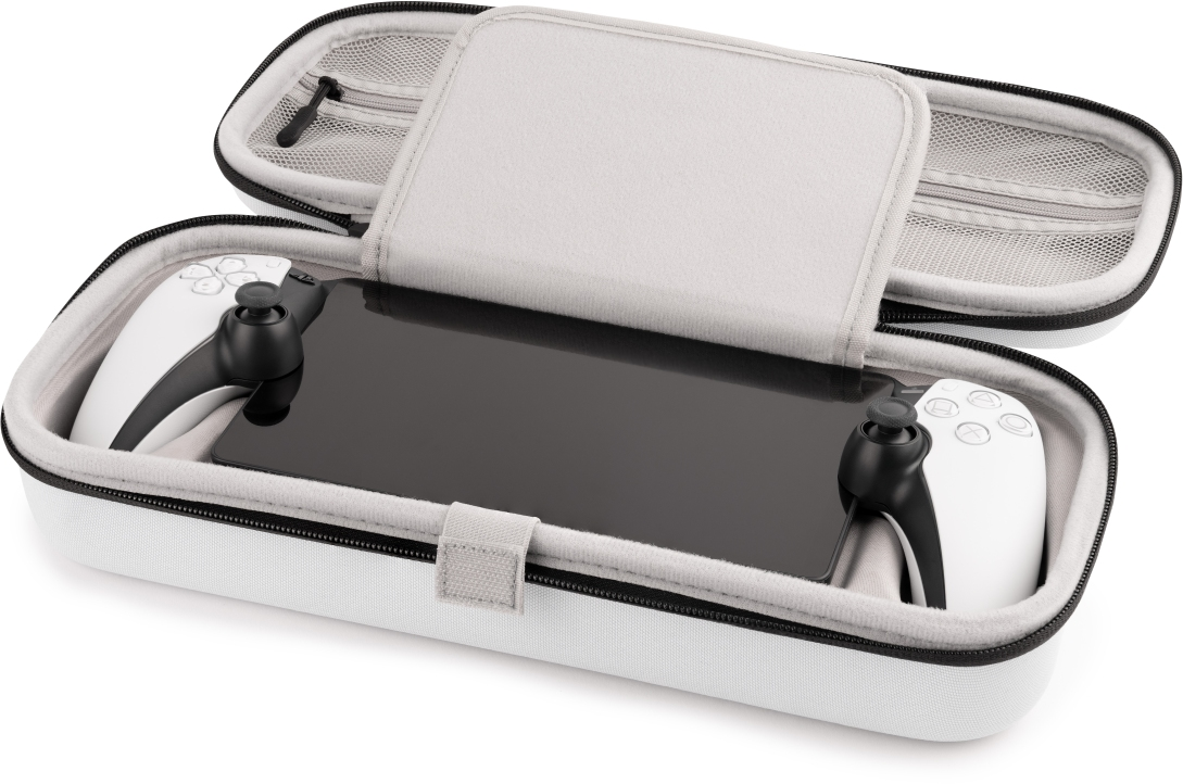 Un étui de transport blanc, dézippé, contient un appareil portable noir et deux manettes blanches. L'étui est sur une surface blanche.