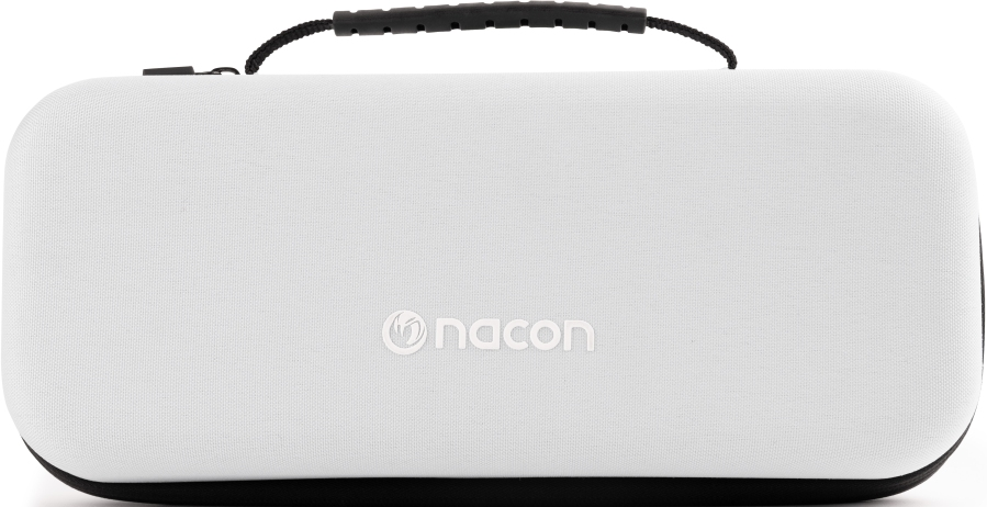 Une housse de transport Nacon blanche avec une poignée noire. La housse a une base noire et le logo Nacon est visible.