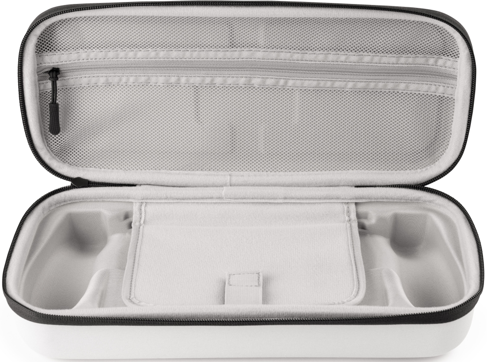 Étui de transport blanc et noir ouvert pour appareils électroniques. L'intérieur comprend une poche en filet et des compartiments ajustés. Fermeture à glissière visible.
