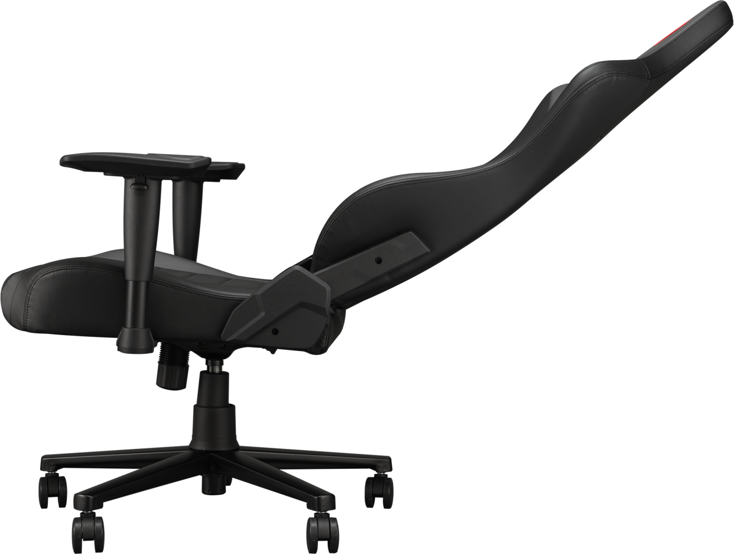 Una sedia da gaming nera su sfondo nero. Ha braccioli, schienale alto e base a cinque stelle con ruote.