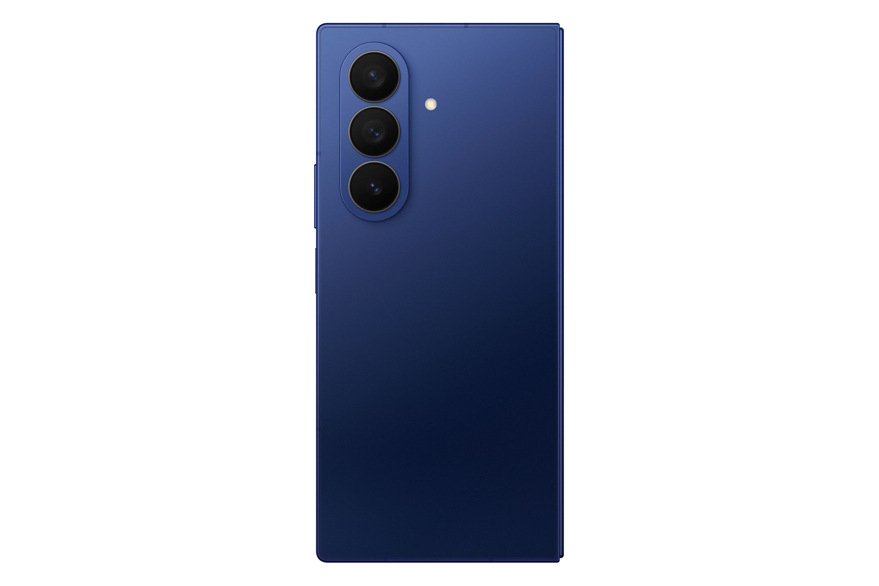 Rückseite eines marineblauen Smartphones mit drei Kameralinsen und einem Blitz. Das Telefon steht vor weißem Hintergrund.