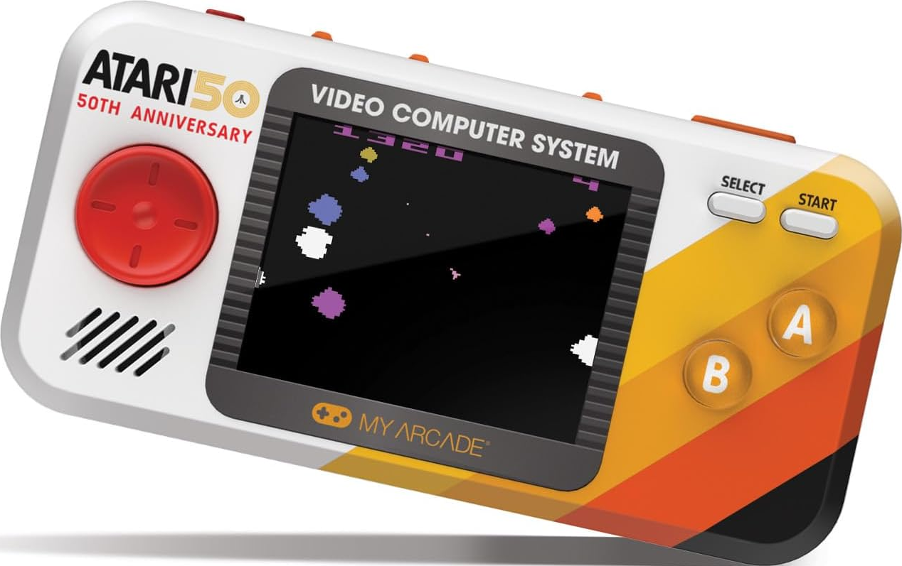 Une console de jeu portable Atari 50e anniversaire. Elle a un écran affichant un jeu rétro, des boutons et un joystick.