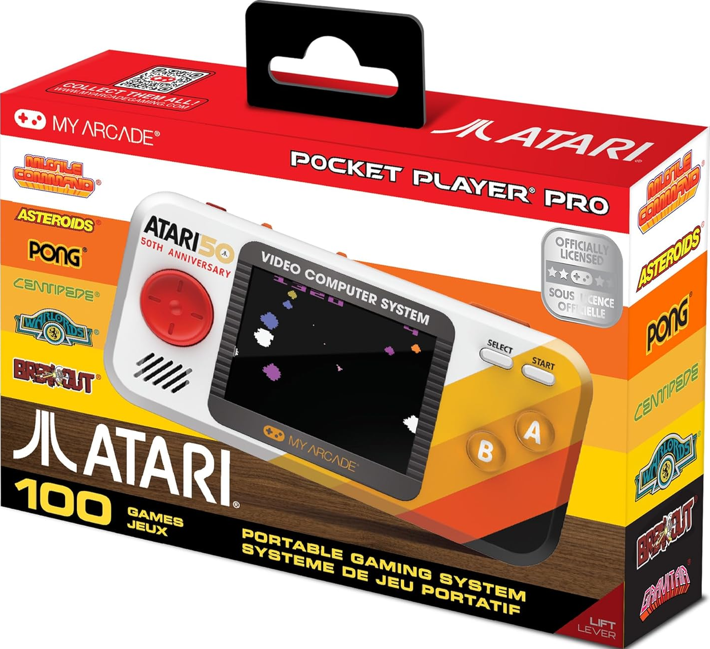 Une boîte avec une Atari Pocket Player Pro. La console portable est blanche avec un bouton rouge et des accents orange. La boîte est rouge et jaune.