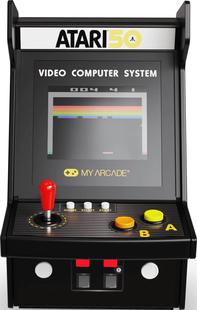 Une borne d'arcade Atari pour le 50e anniversaire. Elle possède un joystick, des boutons et un écran affichant un jeu rétro.