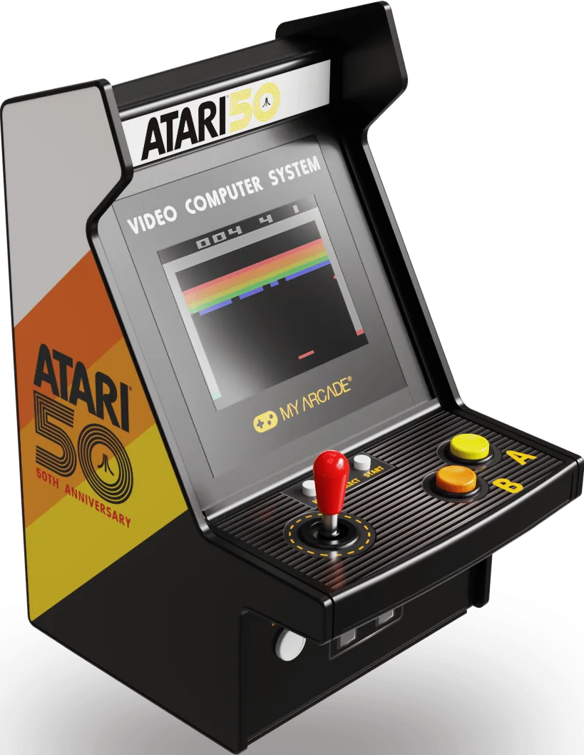 Une borne d'arcade Atari miniature. Boîtier noir avec joystick, boutons colorés et petit écran.