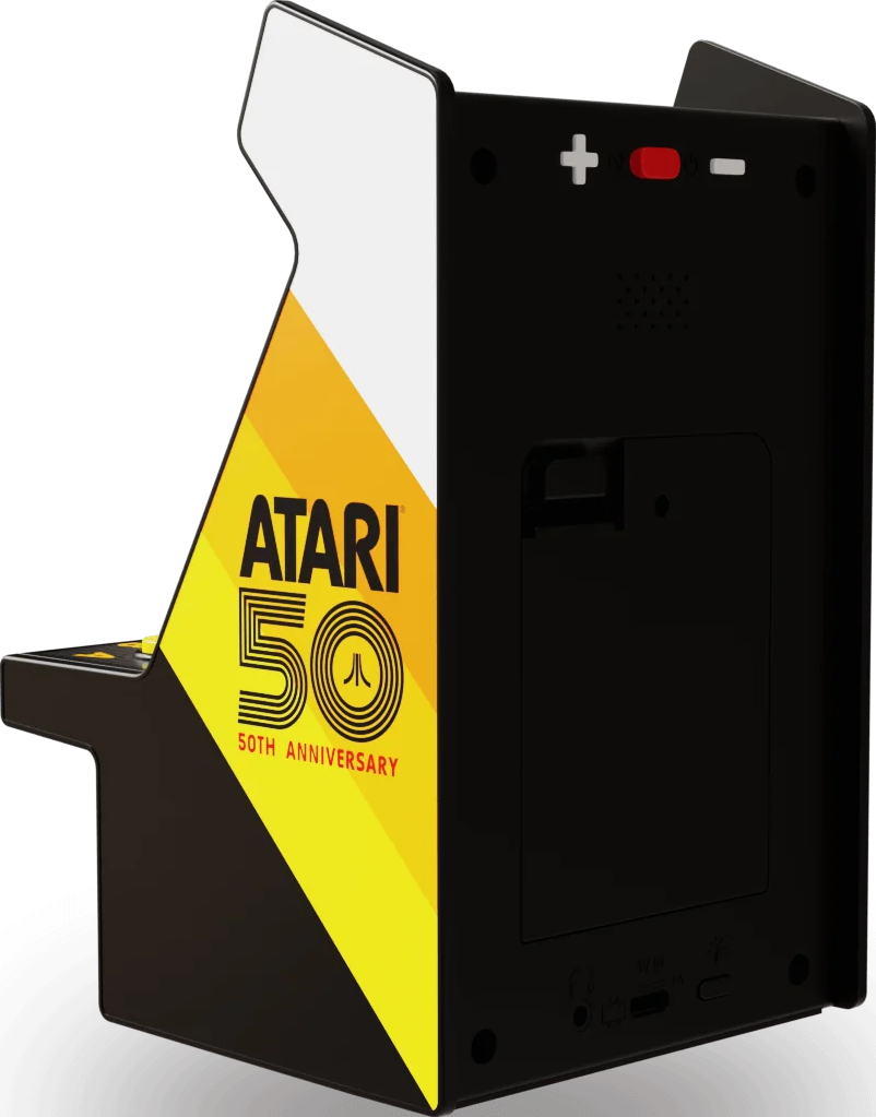 Une borne d'arcade Atari miniature. Corps noir avec un panneau latéral jaune et blanc avec le logo du 50e anniversaire d'Atari.