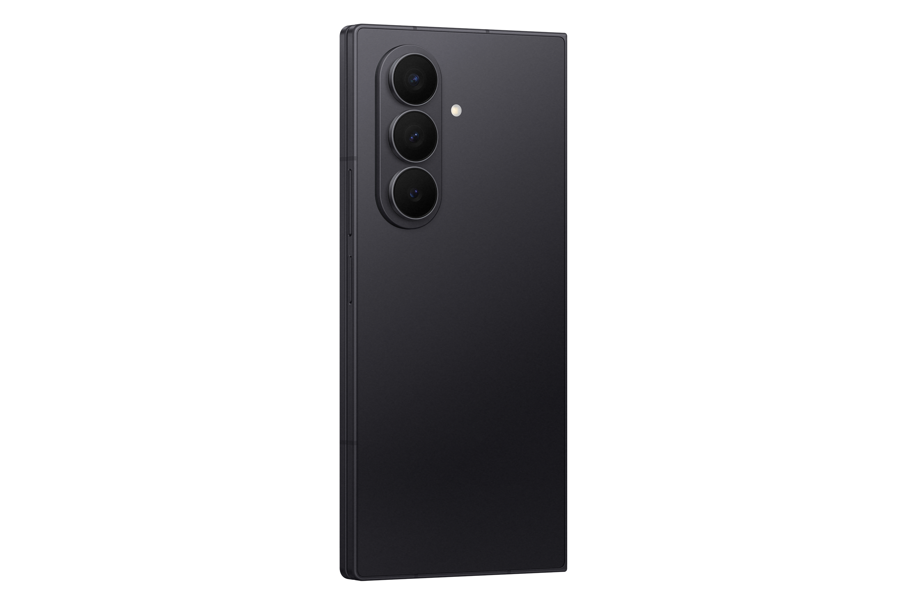 Schwarze Smartphone-Rückseite mit drei Kameralinsen und einem Blitz. Das Telefon steht vor weißem Hintergrund.