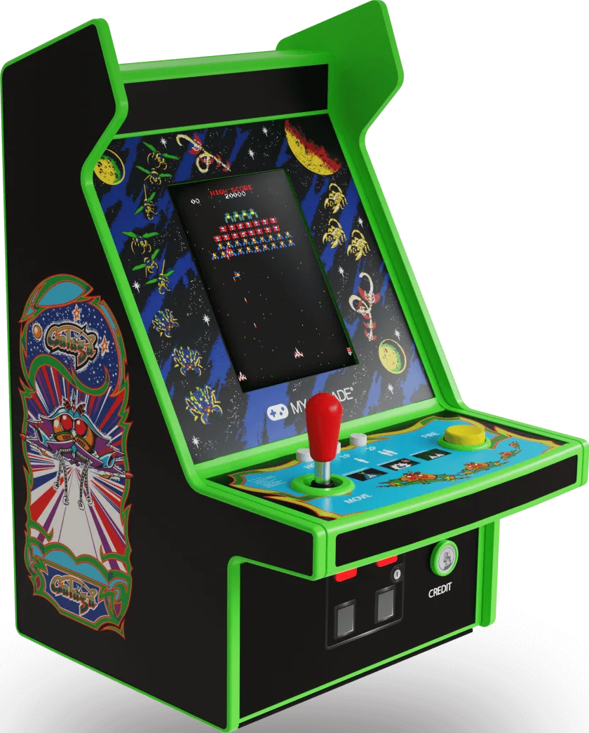 Ein Mini-Spielautomat mit grünem Rahmen, schwarzem Gehäuse und einem Bildschirm, der ein Weltraum-Shooter-Spiel anzeigt. Es hat einen roten Joystick und Knöpfe.