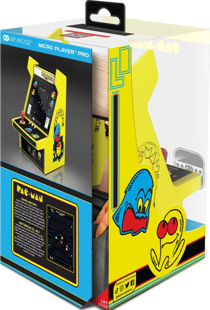 Une borne d'arcade Pac-Man jaune dans une boîte. La boîte a des graphismes Pac-Man. La boîte porte également le logo Micro Player Pro.