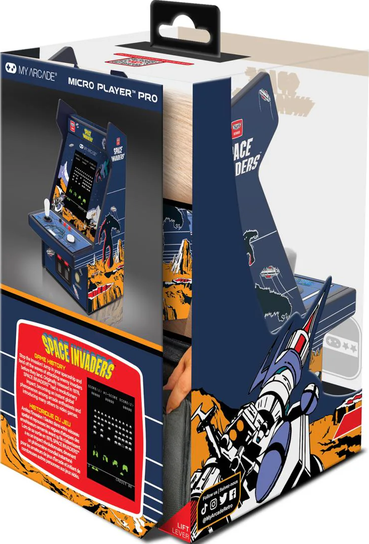 Une boîte présente une mini borne d'arcade Space Invaders. La boîte montre la borne, l'art du jeu et du texte sur le jeu.