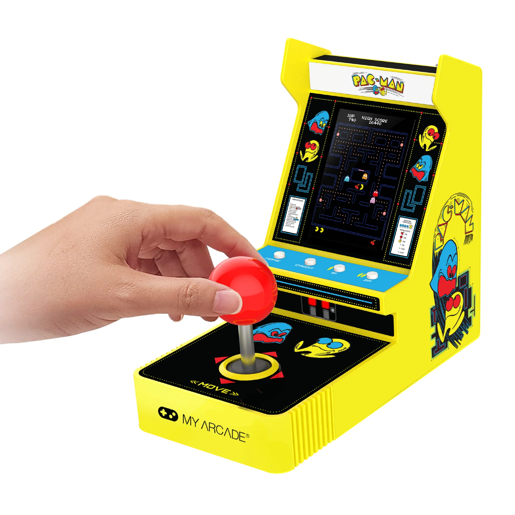 Une main utilise un joystick rouge sur une borne d'arcade Pac-Man jaune. Le jeu est allumé, montrant l'écran du jeu Pac-Man.