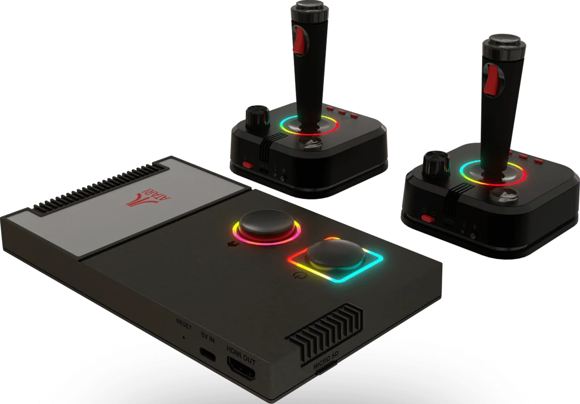 Une console Atari noire avec deux joysticks et un contrôleur. La console a un bouton et des ports. Les joysticks ont un bouton rouge.
