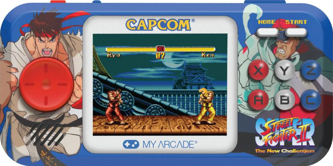 Une console de jeu portable bleue. L'écran affiche un match de Street Fighter II. Ryu et Ken se battent. Logo Capcom en haut.