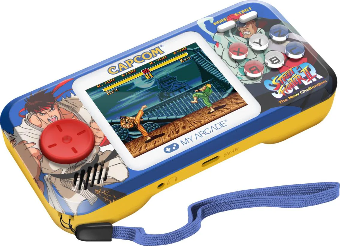 Une console de jeu portable avec Street Fighter II. Ryu et Ken se battent à l'écran. L'appareil est jaune et bleu.
