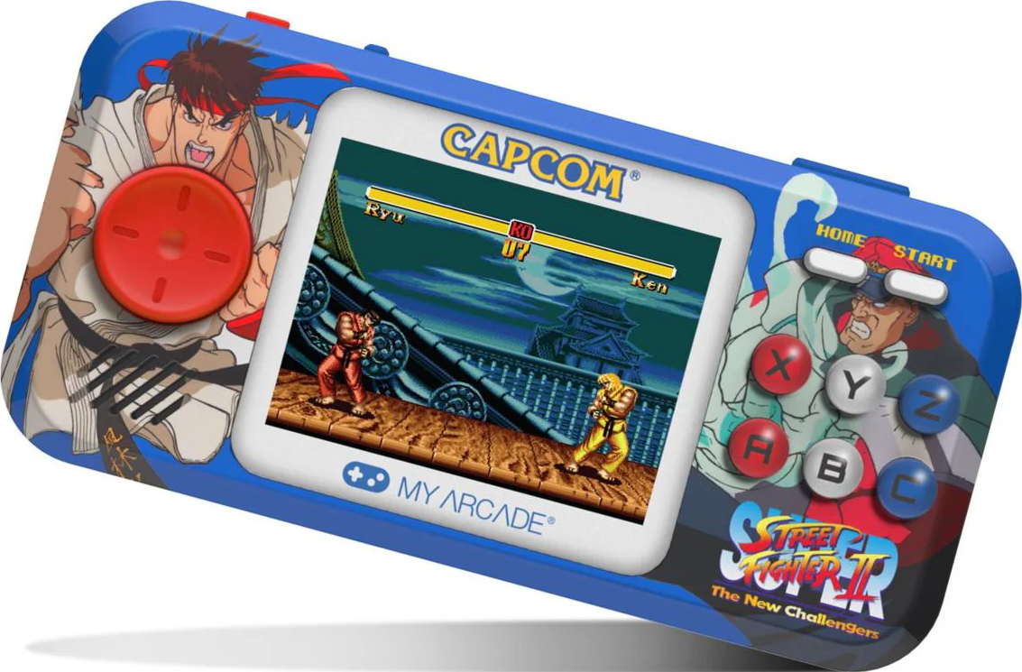 Console de jeu portable bleue avec graphismes Street Fighter II. Elle comprend un écran, un joystick, des boutons et des illustrations de personnages.
