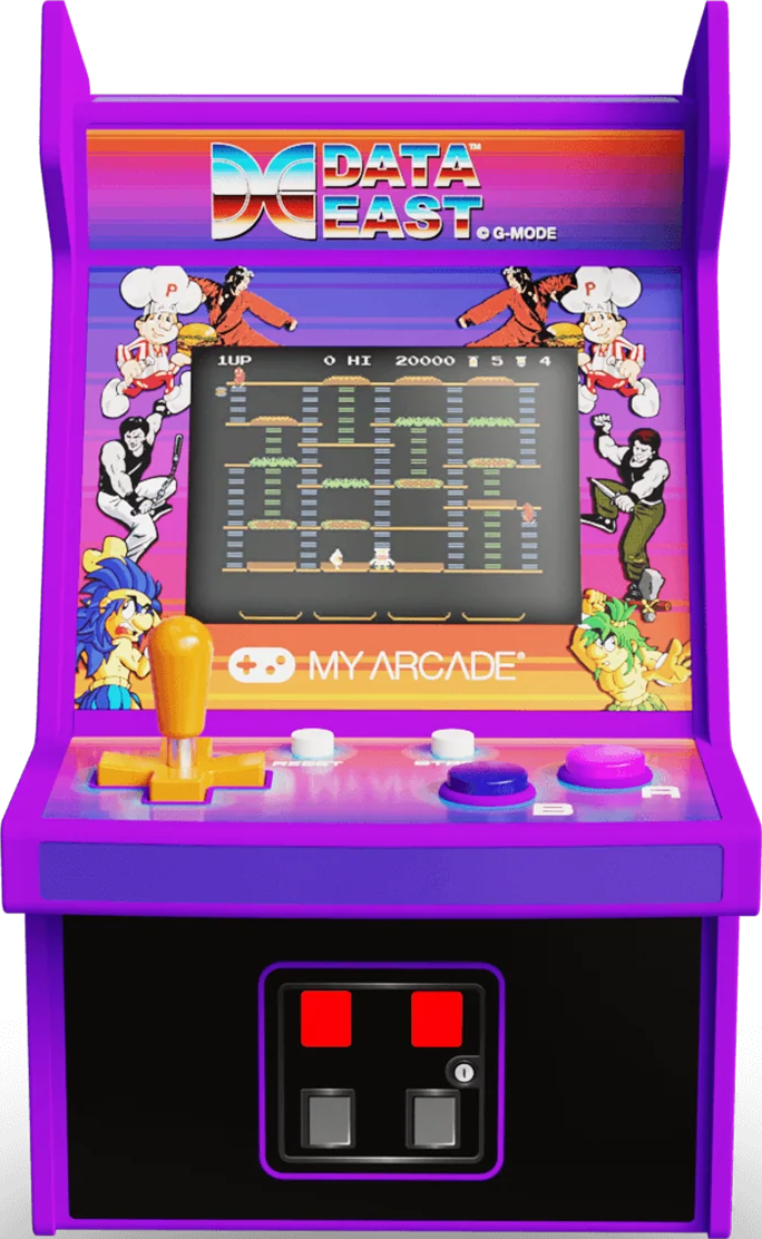 Une borne d'arcade violette avec un écran de jeu. Elle possède un joystick, des boutons et un graphisme de jeu avec le logo Data East.