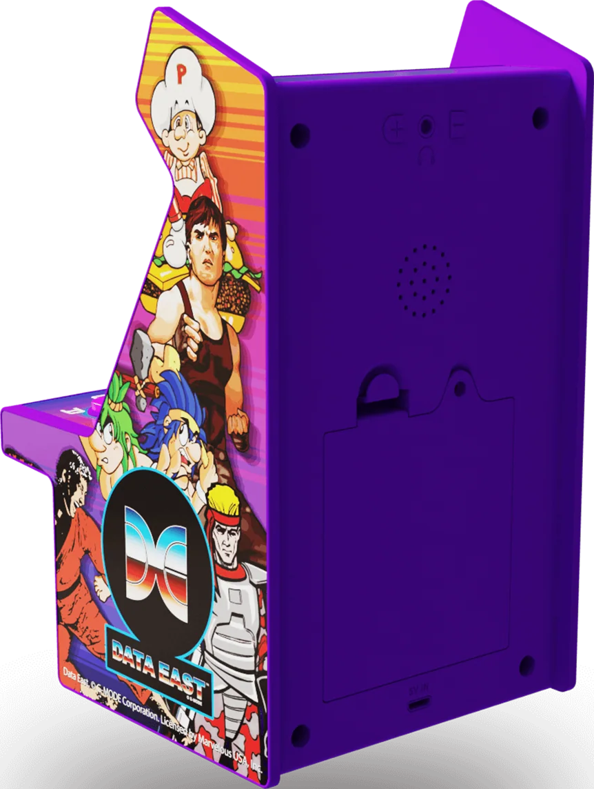 Borne d'arcade Data East violette. Le panneau latéral présente des personnages de jeu et le logo. L'arrière comporte un haut-parleur et un compartiment à piles.