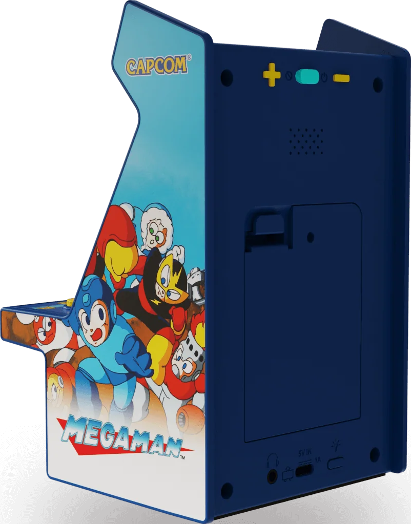 Une borne d'arcade Mega Man bleue et blanche avec des personnages du jeu et le logo. La machine a des boutons et des ports sur les côtés.