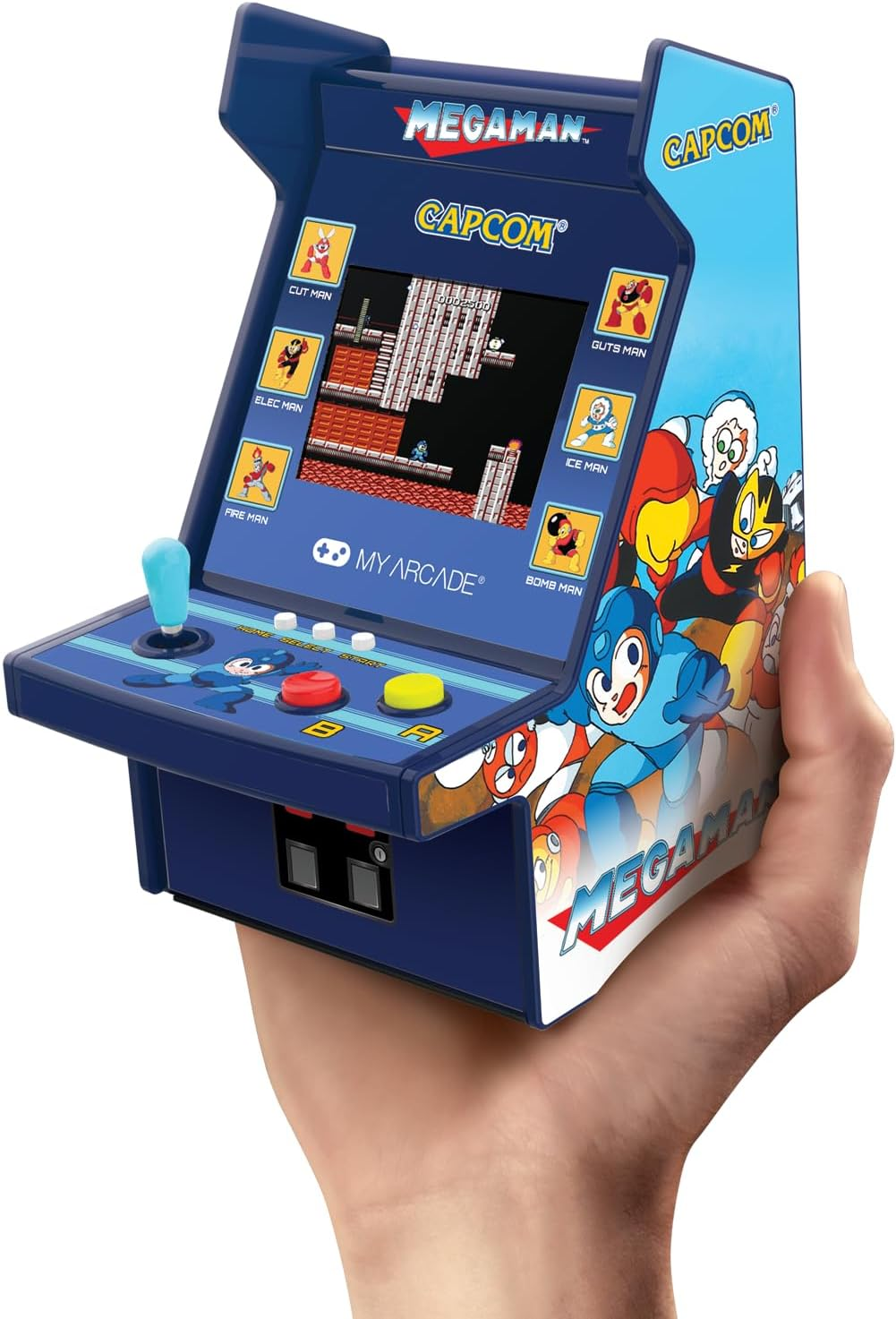 Une borne d'arcade Mega Man portable. Elle possède un boîtier bleu, un joystick, des boutons et un écran affichant le jeu. Tenue dans une main.