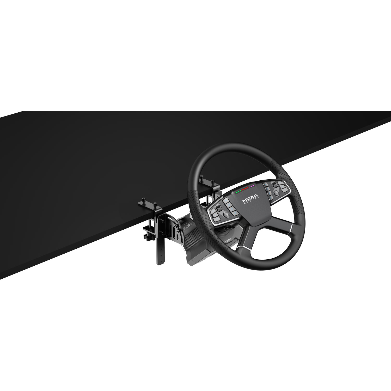 Volant de course noir monté sur une surface noire, avec un panneau de contrôle argenté et noir et un fond blanc.