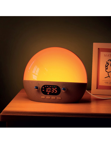 Un despertador de amanecer brillante en una mesita de noche de madera, una imagen enmarcada en el fondo, la hora es 10:35.