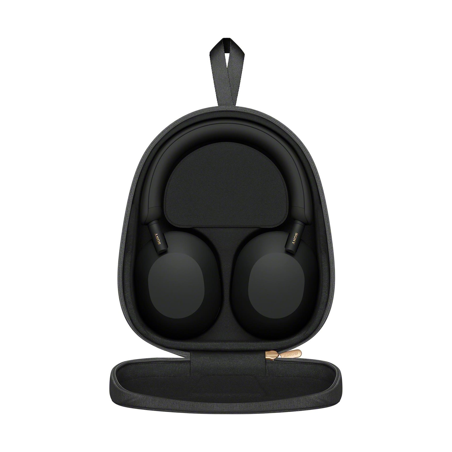 Cuffie nere in una custodia nera aperta. La custodia ha una cerniera e una maniglia. Le cuffie hanno il logo Sony.