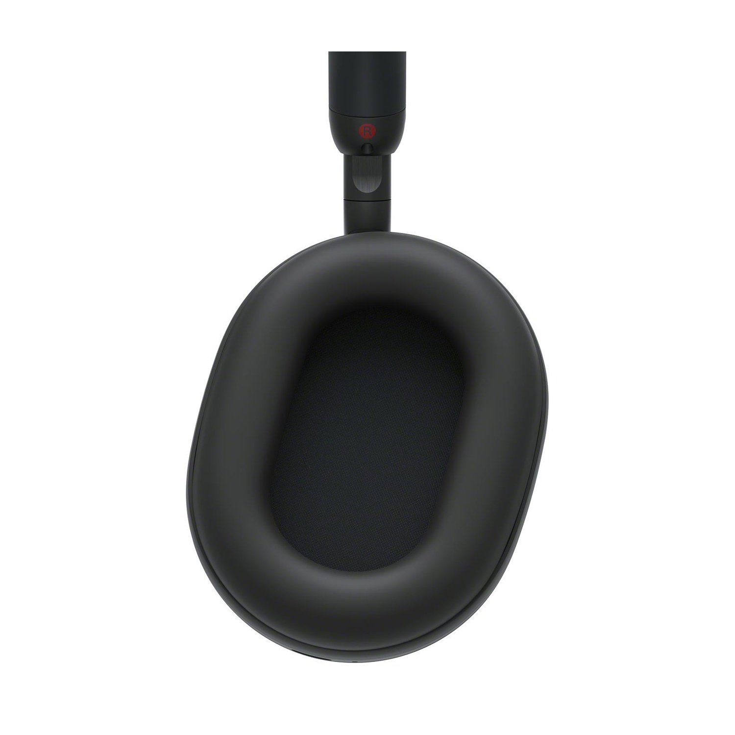Cuffie over-ear nere. Il padiglione è ovale, l'archetto visibile in alto. Una 'R' rossa sul lato.