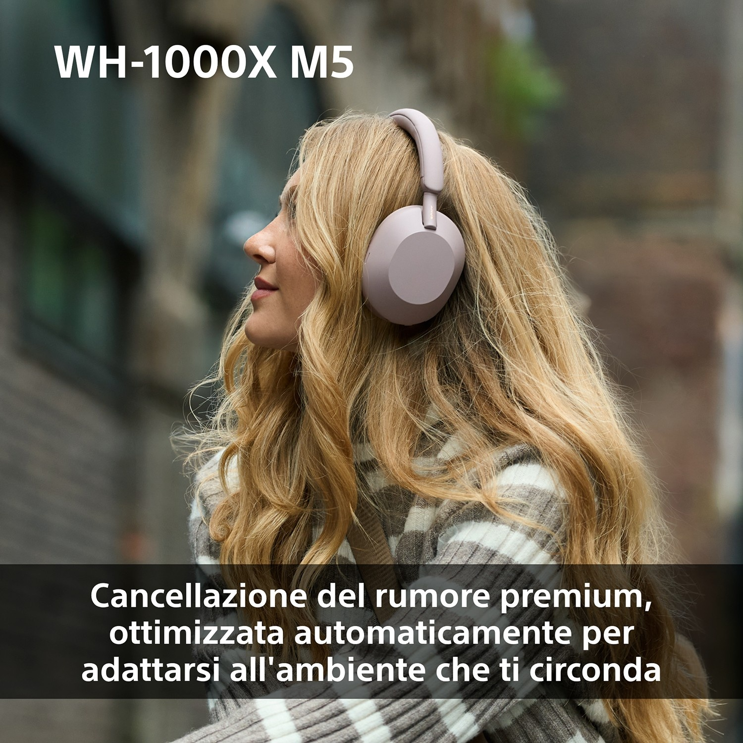 Una donna bionda indossa delle cuffie. Lo sfondo è sfocato. Il testo dice 'WH-1000X M5' e parla di cancellazione del rumore.