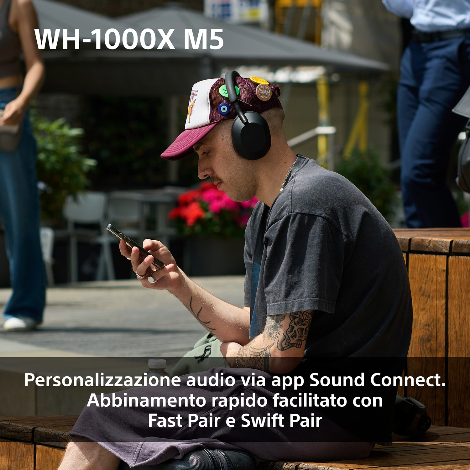 Uomo con cuffie e cappello usa un telefono. Testo: 'WH-1000X M5' e dettagli personalizzazione audio.