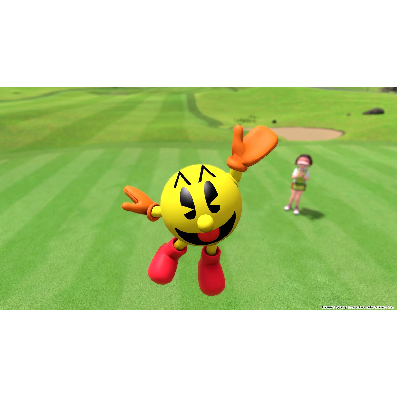 Personnage de Pac-Man avec des gants oranges et des chaussures rouges sur un terrain de golf. Une personne est en arrière-plan. Herbe verte et un trou.